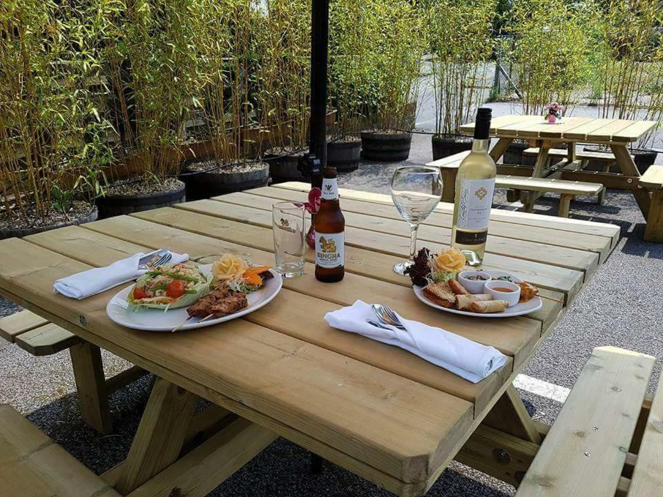 The Kings Arms Bed & Breakfast Wilmslow Bagian luar foto